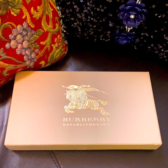 Burberry scarf - Picture 8 of 8